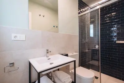 Un baño de Sercotel Sevilla Guadalquivir Suites