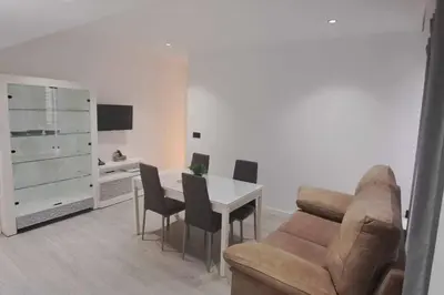 Una televisión o centro de entretenimiento en Acc Vergara Parking cercano