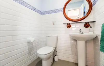 Un baño de Stunning Home In Aguilar De La Frontera