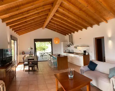 Una televisión o centro de entretenimiento en Casa Rural Las Angosturas (Caminito del Rey)