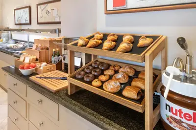 Comida en o cerca de este hotel
