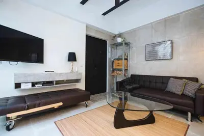 Zona de estar de Lujoso loft con piscina y espacio office