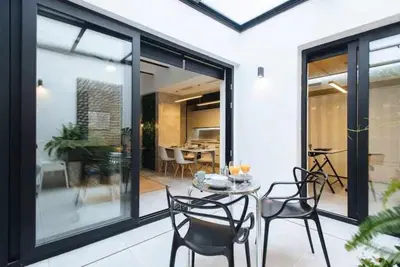 Zona de estar de Lujoso loft con piscina y espacio office