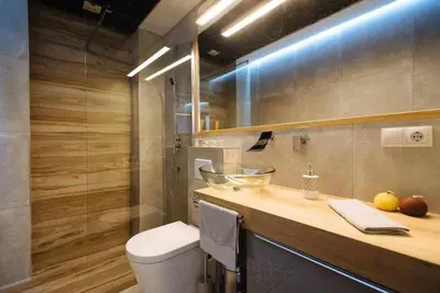 Un baño de Lujoso loft con piscina y espacio office
