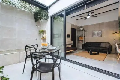 Zona de estar de Lujoso loft con piscina y espacio office