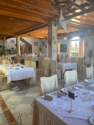 Un restaurante o sitio para comer en Hotel Meson Fuente del Pino