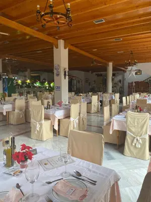 Un restaurante o sitio para comer en Hotel Meson Fuente del Pino