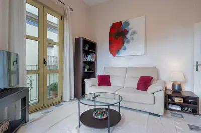 Una televisión o centro de entretenimiento en Beautiful apartment with balcony - Center-1BD1BTH