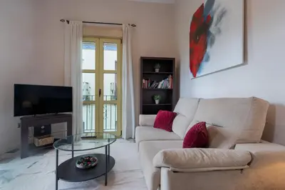 Una televisión o centro de entretenimiento en Beautiful apartment with balcony - Center-1BD1BTH