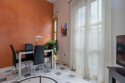 Una televisión o centro de entretenimiento en Beautiful apartment with balcony - Center-1BD1BTH