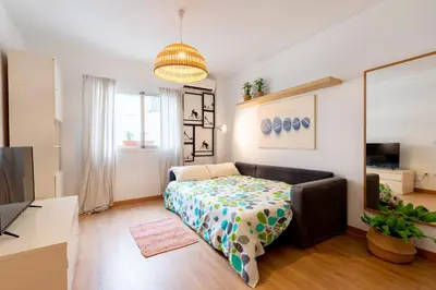 Una televisión o centro de entretenimiento en CR ALAMEDA Amplio y Traquilo apartameto para parejas