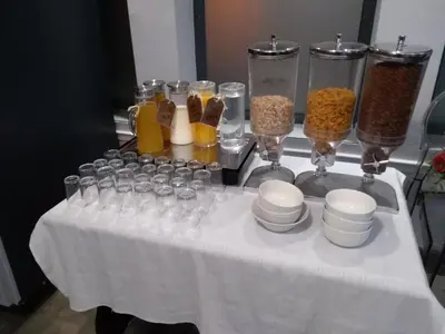 Comida en o cerca de este hotel