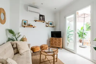 Una televisión o centro de entretenimiento en Oasis con encanto en el corazón de Sevilla