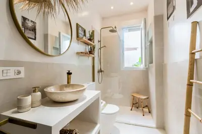 Un baño de Oasis con encanto en el corazón de Sevilla