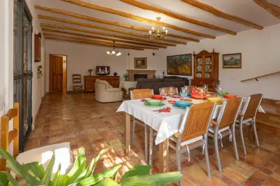 Una televisión o centro de entretenimiento en Vivienda Rural Las Bartolas
