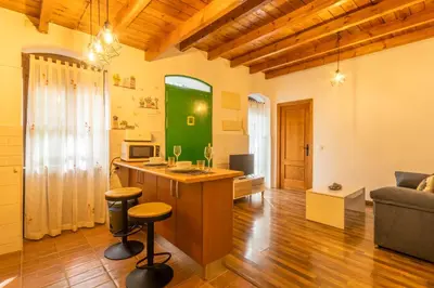 Una cocina o zona de cocina en APARTAMENTO PATIO ANDALUZ EN SEVILLA