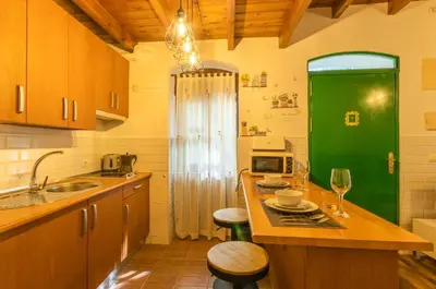 Una cocina o zona de cocina en APARTAMENTO PATIO ANDALUZ EN SEVILLA