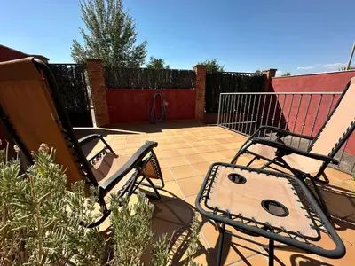 Un balcón o terraza de Casa grande de tres plantas con parking gratis