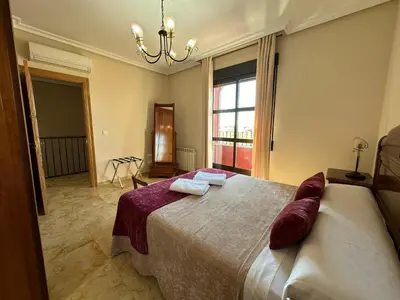Cama o camas de una habitación en Casa grande de tres plantas con parking gratis