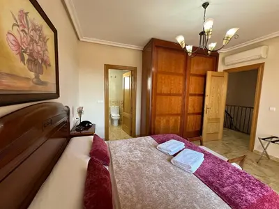 Cama o camas de una habitación en Casa grande de tres plantas con parking gratis