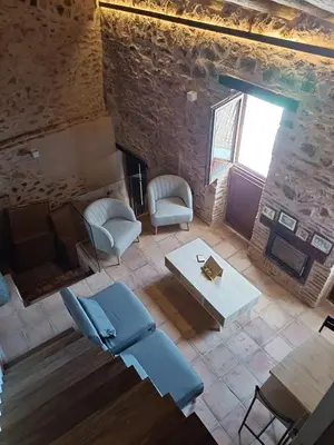 Zona de estar de Balcón de la Moreria con leña