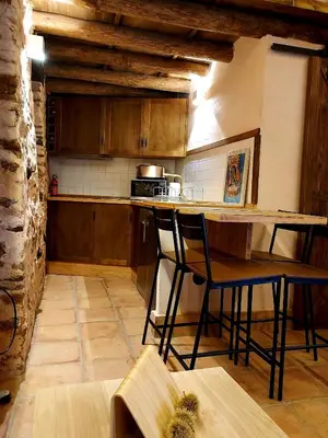 Una cocina o zona de cocina en Balcón de la Moreria con leña