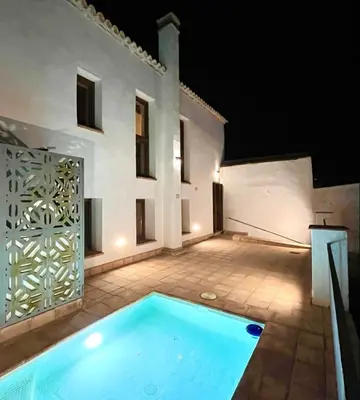 Piscina en o cerca de Balcón de la Moreria con leña
