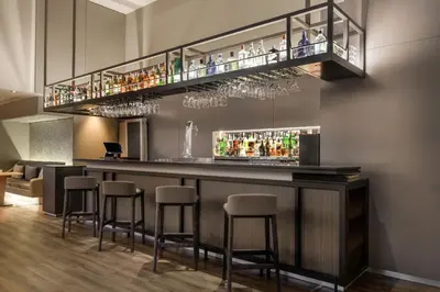 El salón o zona de bar de AC Hotel Córdoba by Marriott