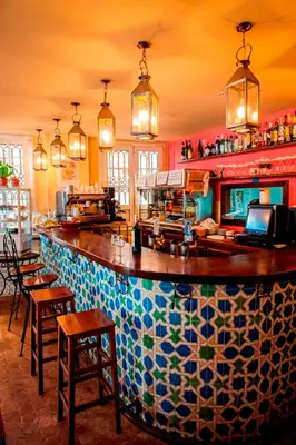 El salón o zona de bar de Alcoba del Rey de Sevilla