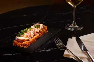 Comida en o cerca de este hotel