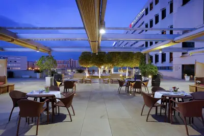 Un restaurante o sitio para comer en NH Collection Sevilla