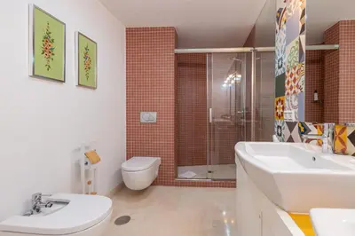 Un baño de Descalzos city center by Valcambre