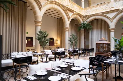 Un restaurante o sitio para comer en Hotel Cetina Palacio de los Salcedo