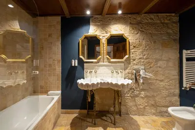 Un baño de Hotel Cetina Palacio de los Salcedo