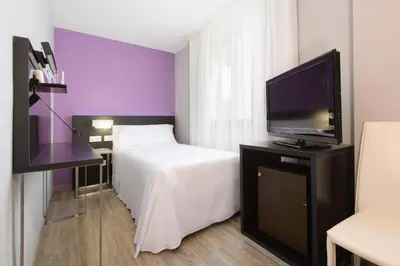 Una televisión o centro de entretenimiento en Sercotel Córdoba Medina Azahara