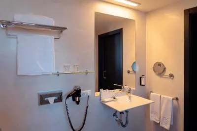 Un baño de Sercotel Córdoba Medina Azahara