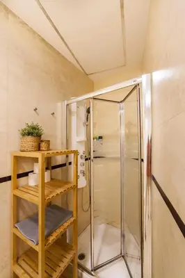 Litera o literas de una habitación en JDCBD - Peaceful Double Bedroom Apartment in City Centre
