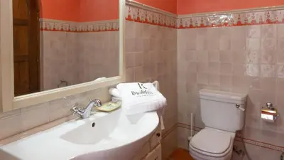 Un baño de Finca la Cañera Alcalá de Guadaira by Ruralidays