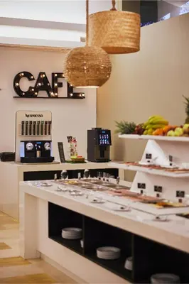 Comida en o cerca de este hotel