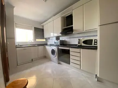 Una cocina o zona de cocina en funcional piso 4 dormitorios frente a santa justa