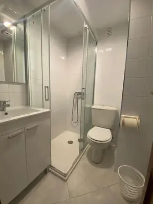Un baño de funcional piso 4 dormitorios frente a santa justa