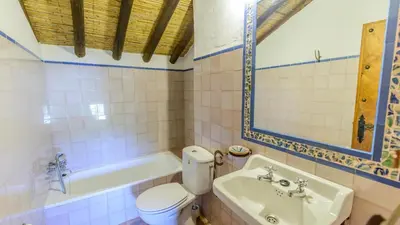 Un baño de El Morrón Algarinejo by Ruralidays