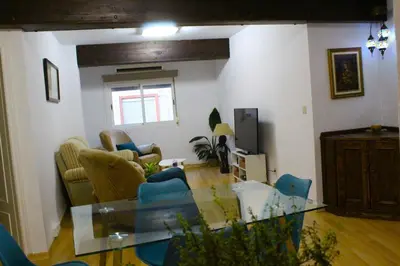 Una televisión o centro de entretenimiento en Al pie del Camarín con parking gratis