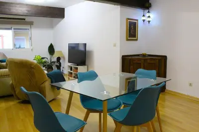 Una televisión o centro de entretenimiento en Al pie del Camarín con parking gratis
