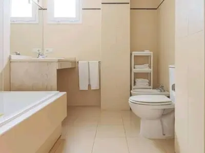 Un baño de Alojamiento con piscina en Sevilla