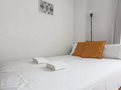 Cama o camas de una habitación en Alojamiento con piscina en Sevilla