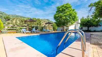 Piscina en o cerca de Las Nogueras de Montefrío by Ruralidays