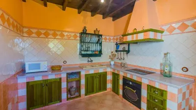 Una cocina o zona de cocina en Cortijo Coracho Osuna by Ruralidays