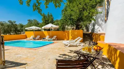 Piscina en o cerca de Cortijo Coracho Osuna by Ruralidays