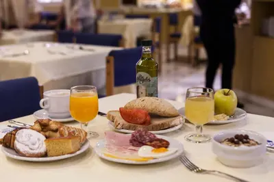 Comida en o cerca de este hotel